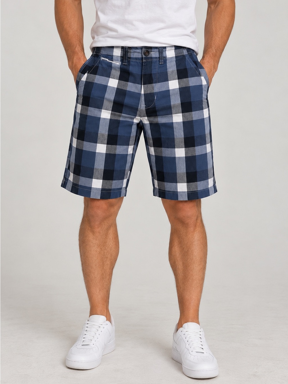 American Eagle Outfitters Blue and White Plaid Flat-Front Shorts Size 32